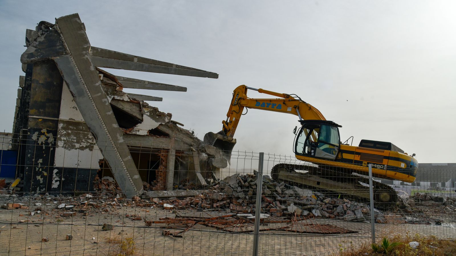 Las fotos del derribo del Estadio Municipal de la Línea