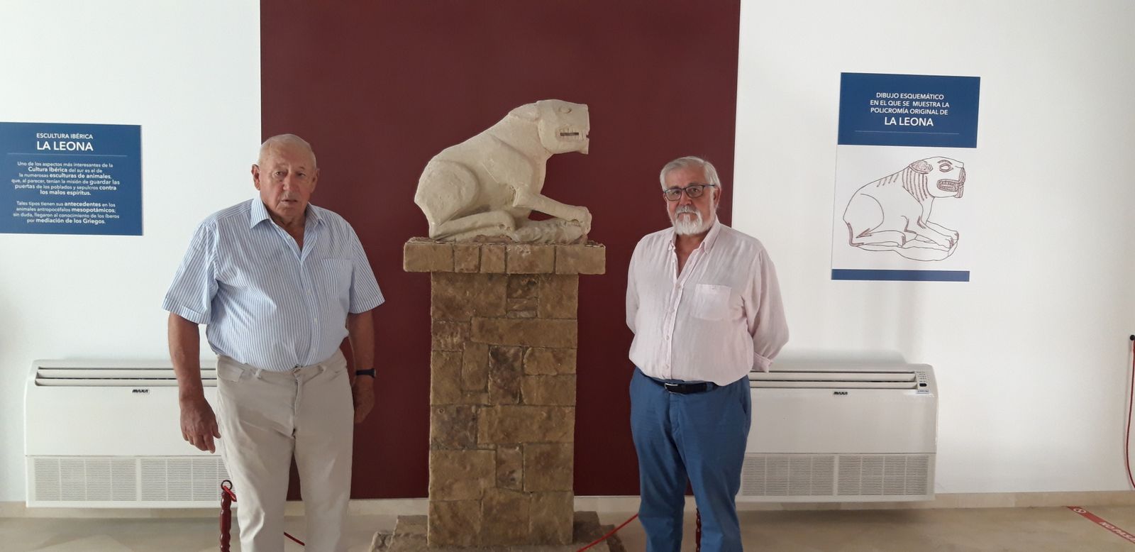 Manuel Illanes y Juan Manuel Palma posan junto a la Leona de Santaella.