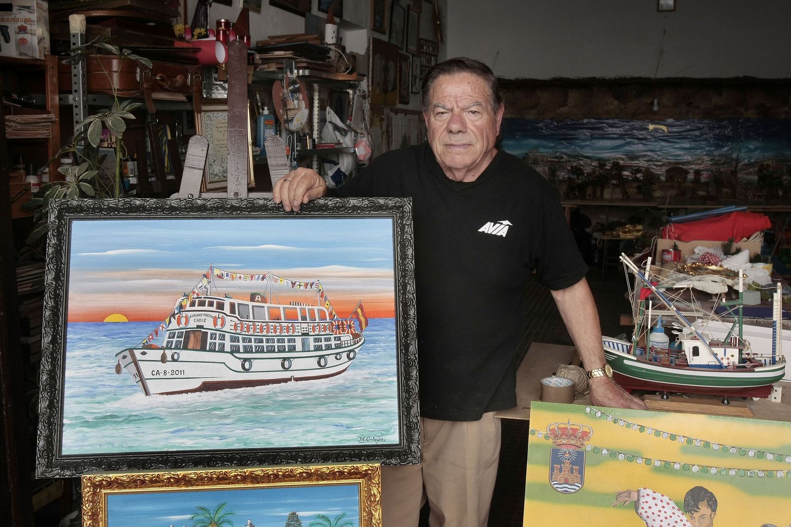 El pintor Manuel Ortega, en su taller de la calle La Rosa.