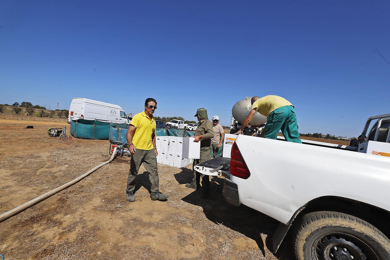 Imágenes del vuelo demostrativo de los medios aéreos del servicio de control de mosquitos