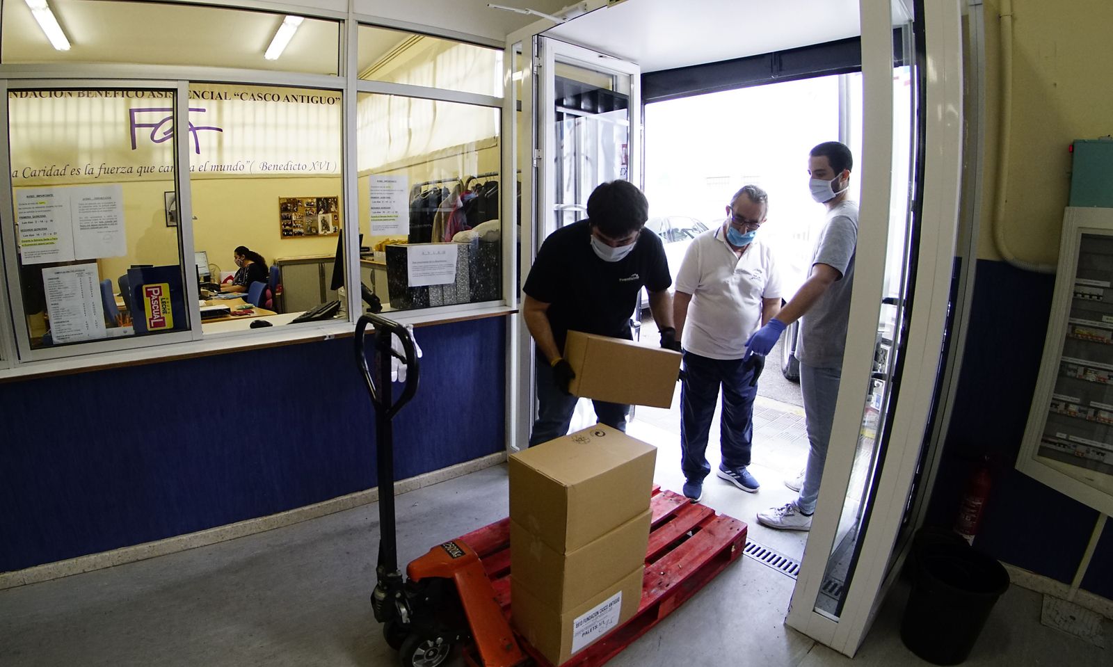 Coronavirus en Sevilla: Visita al economato social de las hermandades en el casco antiguo