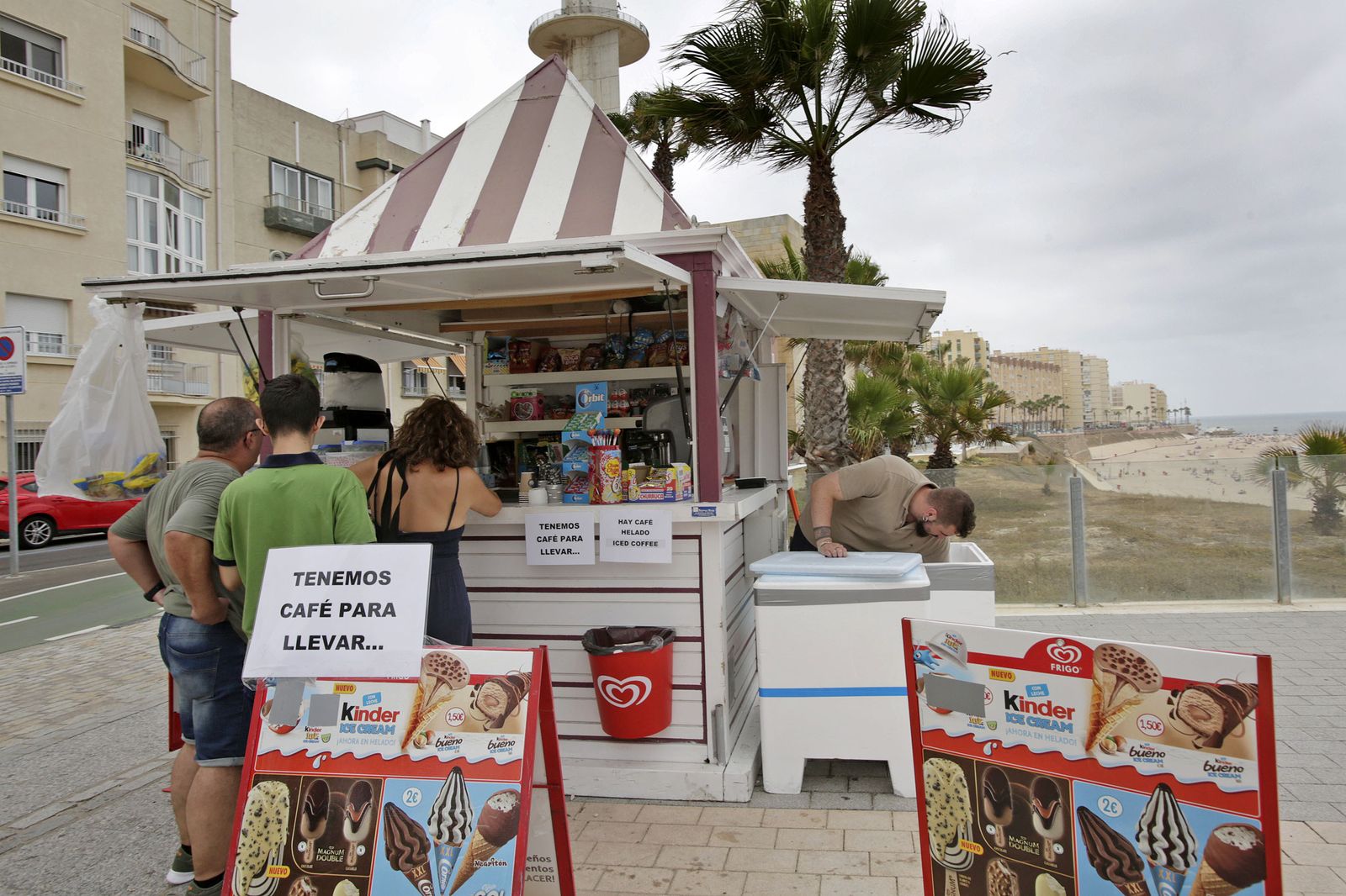 Clientes comprando en el kiosco de Santa María.