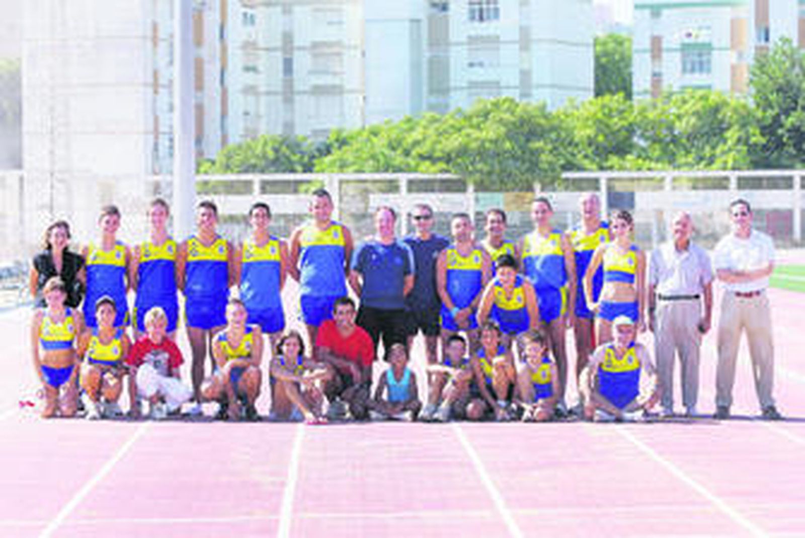 Integrantes del Club Atletismo Olimpo posan en las pistas del Manuel de Irigoyen antes de una sesión de entrenamiento.