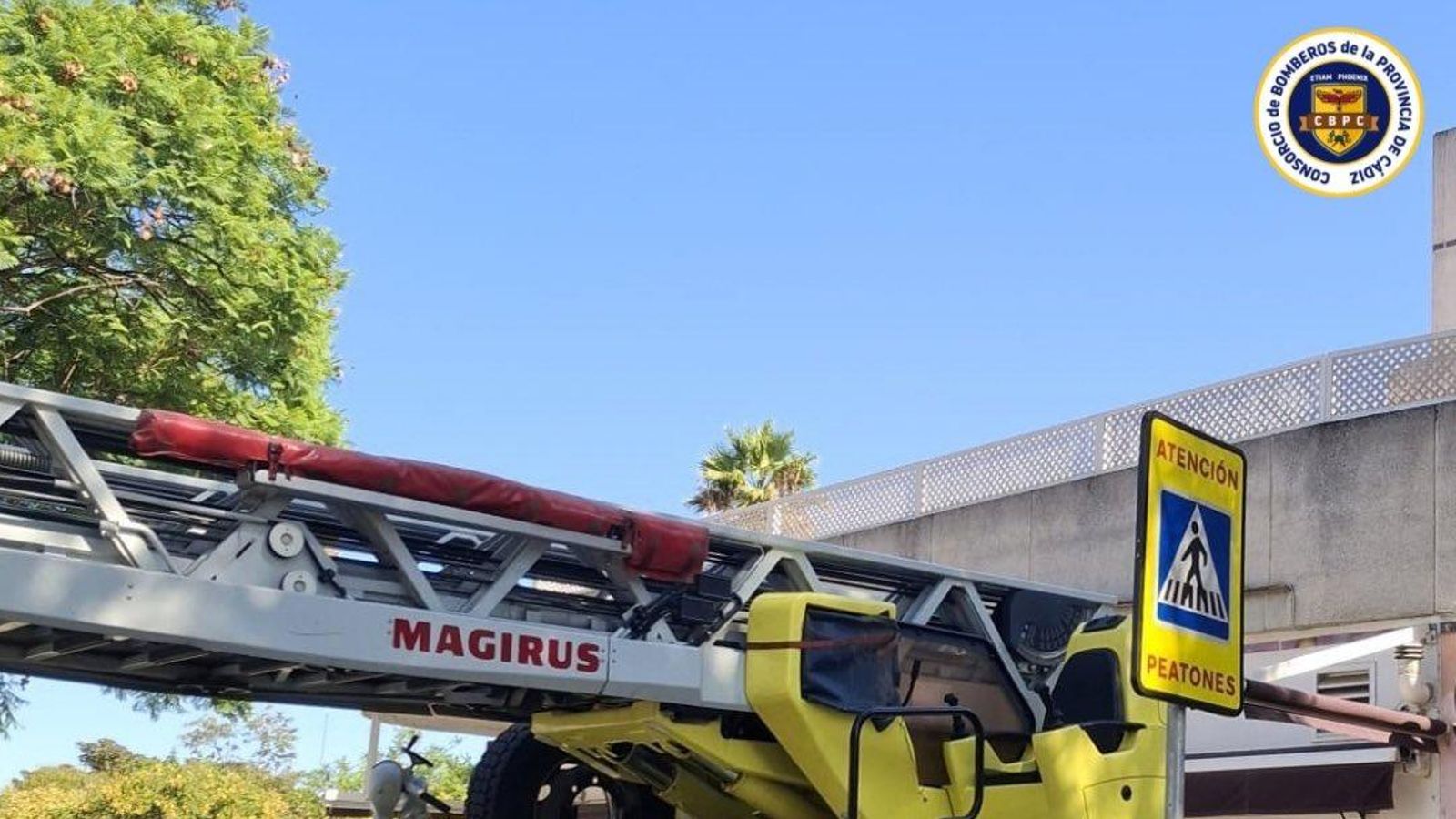Los bomberos realizaron las tareas de extinción del fuego en el ático desde el exterior del edificio