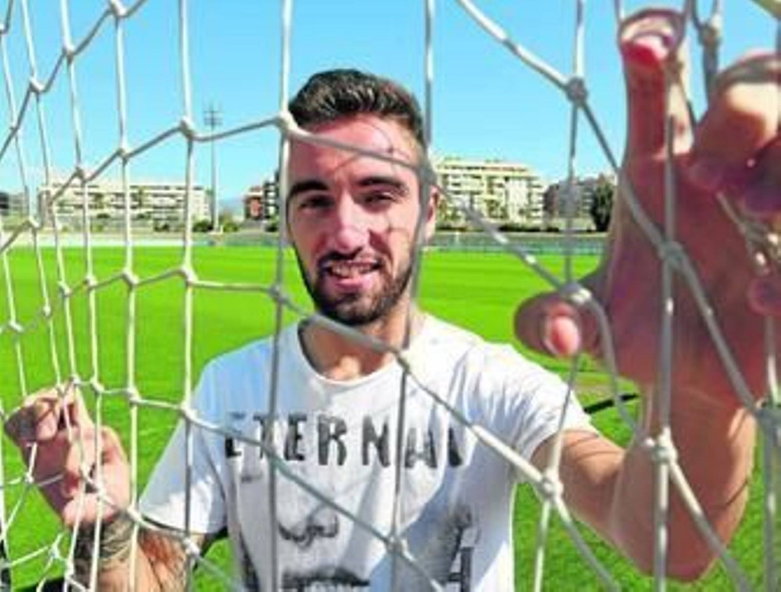 Sergi Darder posa en una de las porterías del estadio de atletismo Ciudad de Málaga.