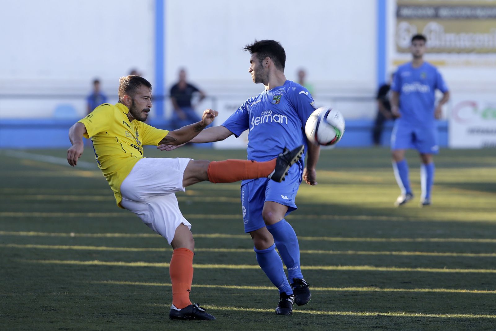 Fran Mejías despeja el esférico ante el Guadalcacín en su última etapa en el Conil.