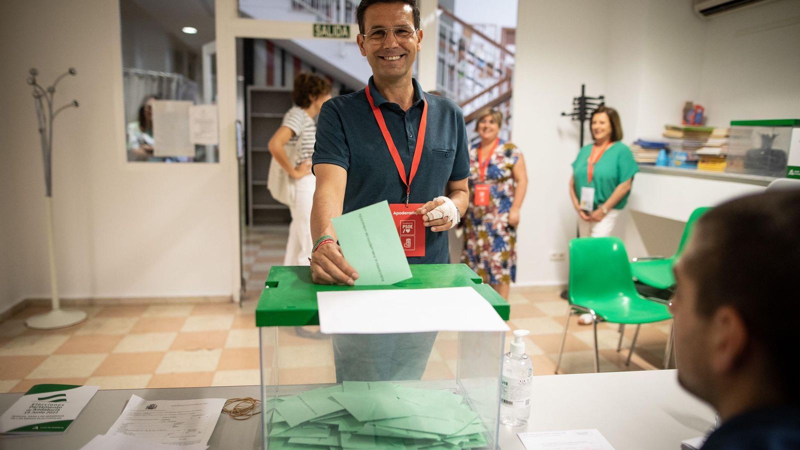 Cuenca deposita su voto en la urna.