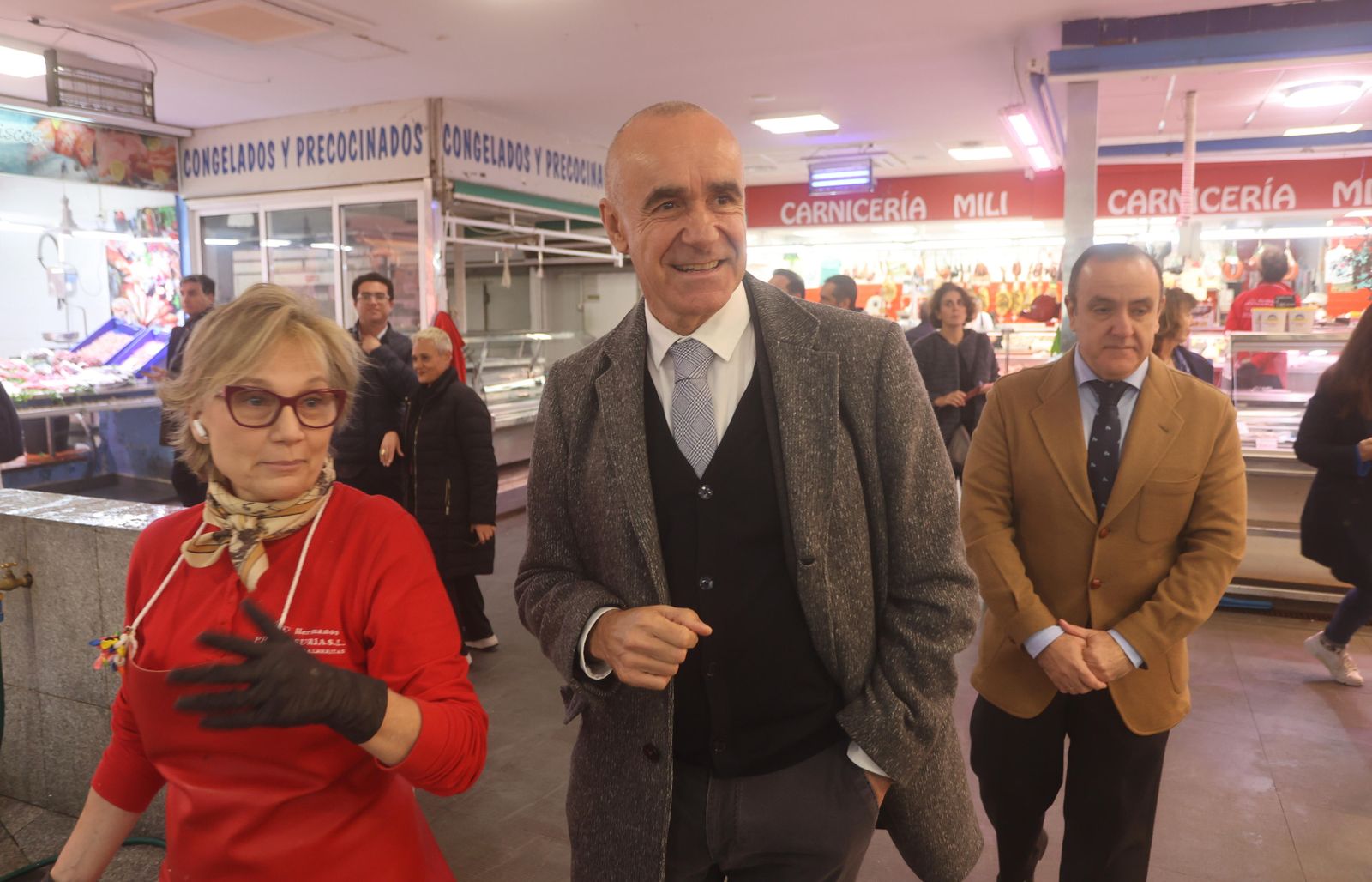 El alcalde de Sevilla, Antonio Muñoz, durante su visita al mercado de abastos 'Las Palmeritas'.