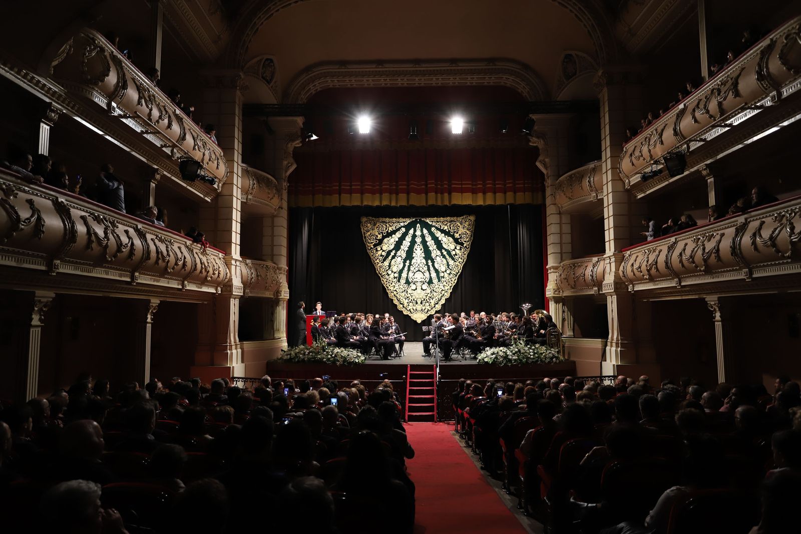 Presentan manto de la Virgen del Amor.