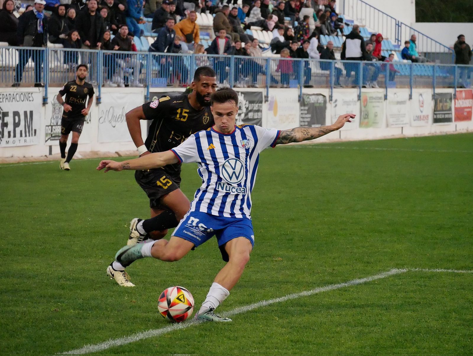 El jugador del CF Motril centra el balón en un encuentro anterior.