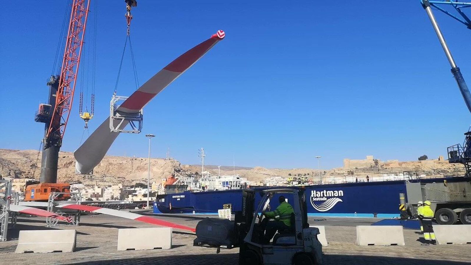 Cuarto envío de palas eólicas desde el Puerto de Almería