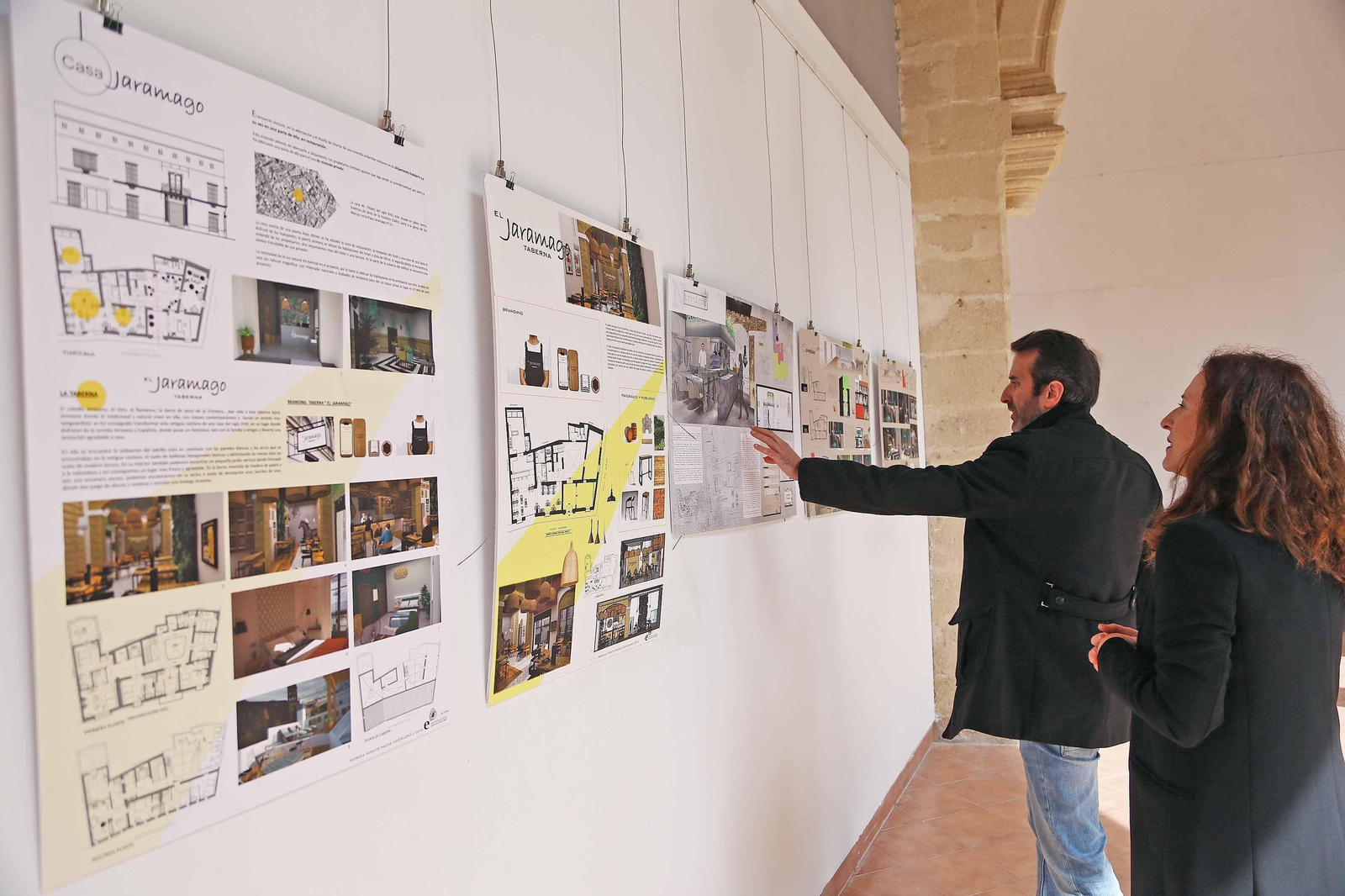 Un instante de la visita ayer de la delegada Remedios Palma, junto al director del centro, Neftalí Pérez.