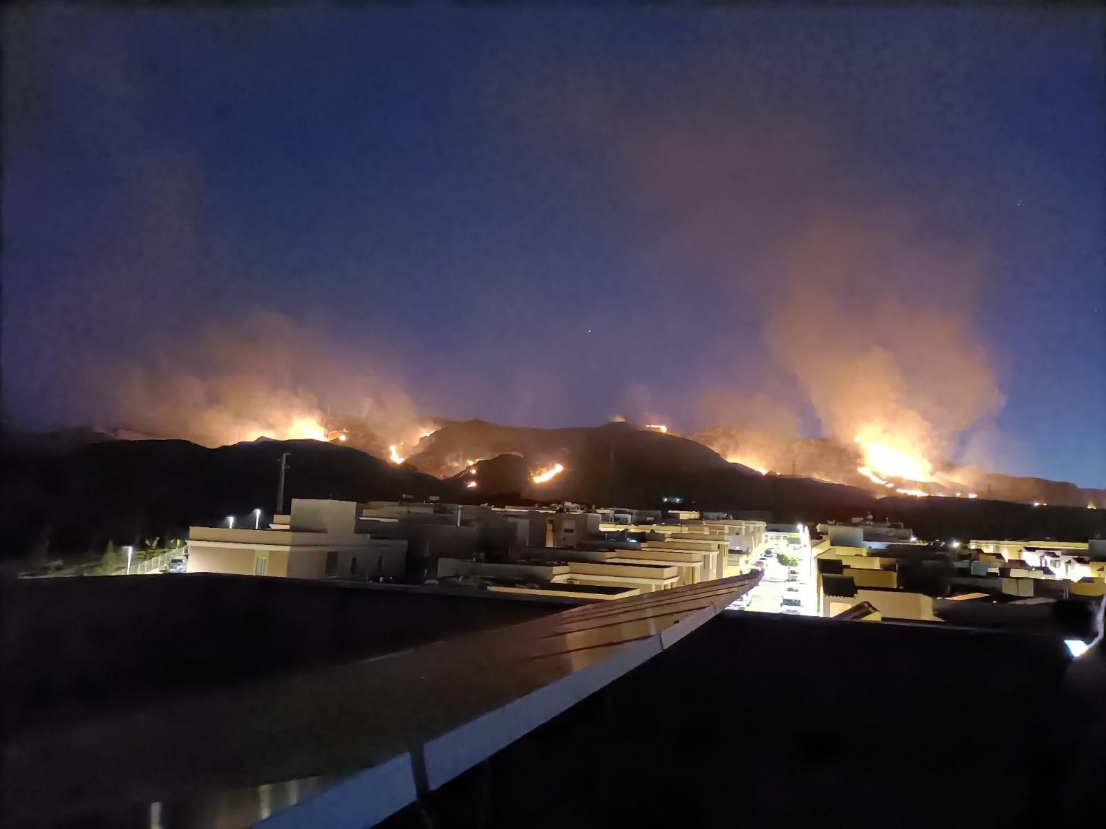 Noche de incertidumbre entre los vecinos por el avance de las llamas.