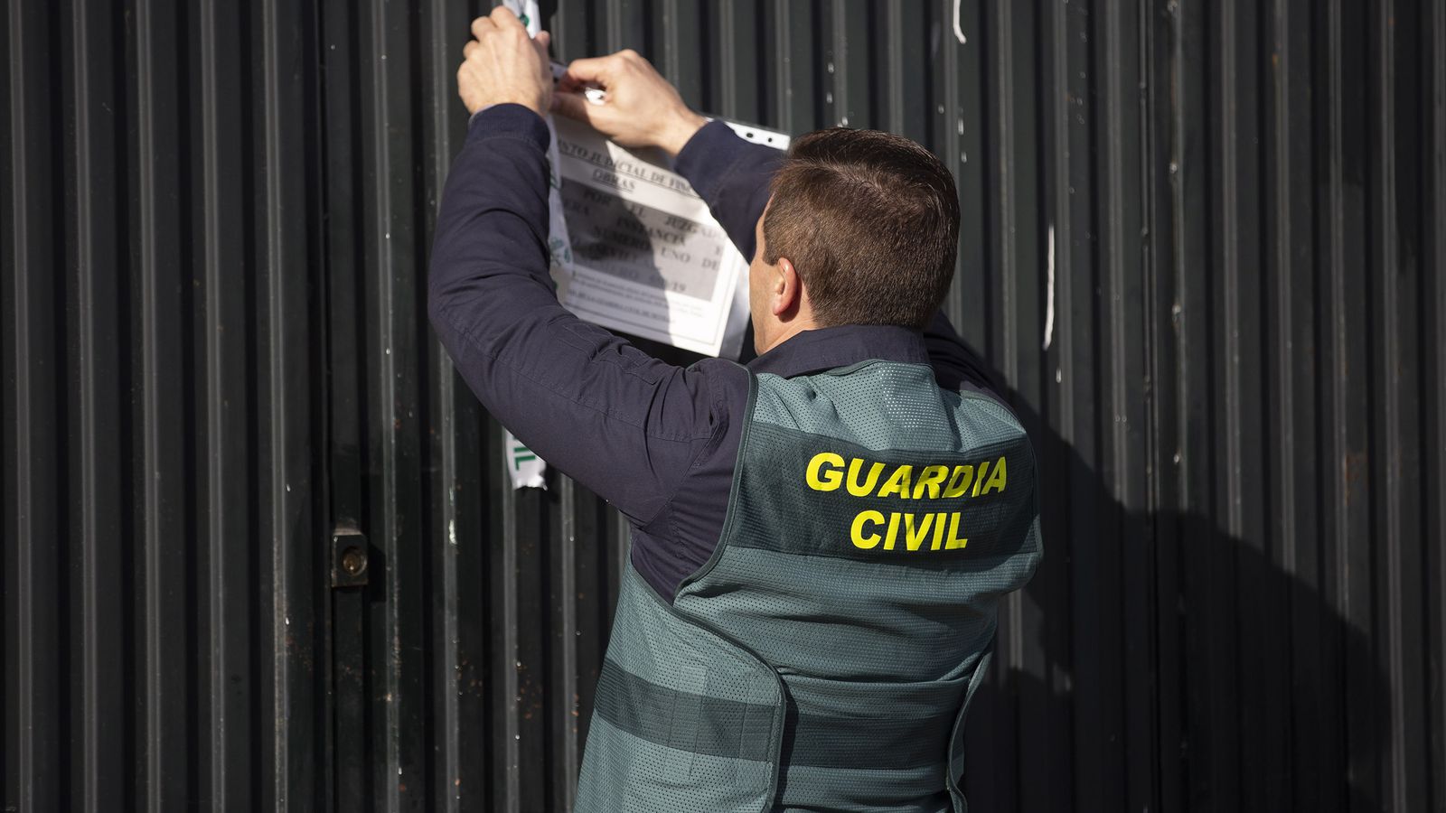 Un guardia civil precinta una nave.