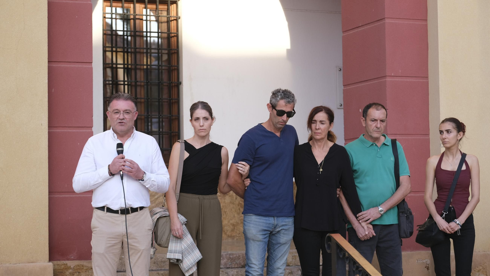 Las fotos de la masiva concentración por el asesinato de Antonio Campos en Berja