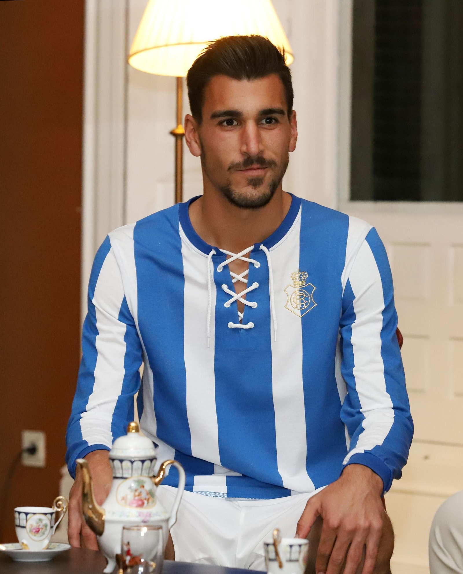 Imágenes de la camiseta del 130 aniversario del Recreativo de Huelva