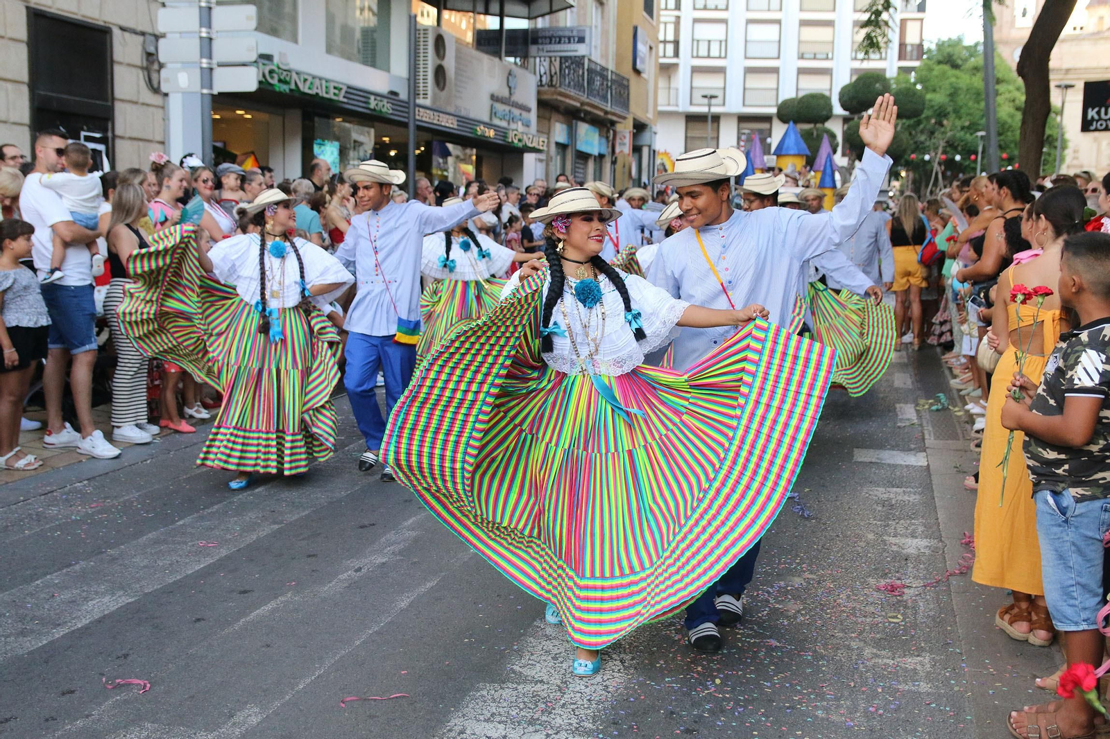 Las imágenes de la batalla de flores en la Feria de Almería 2023