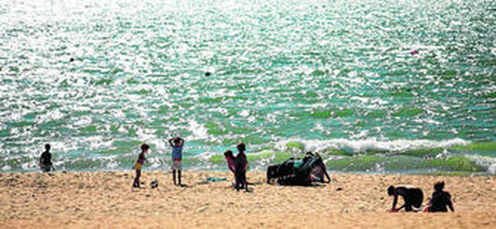 Turistas en un playa de Huelva.