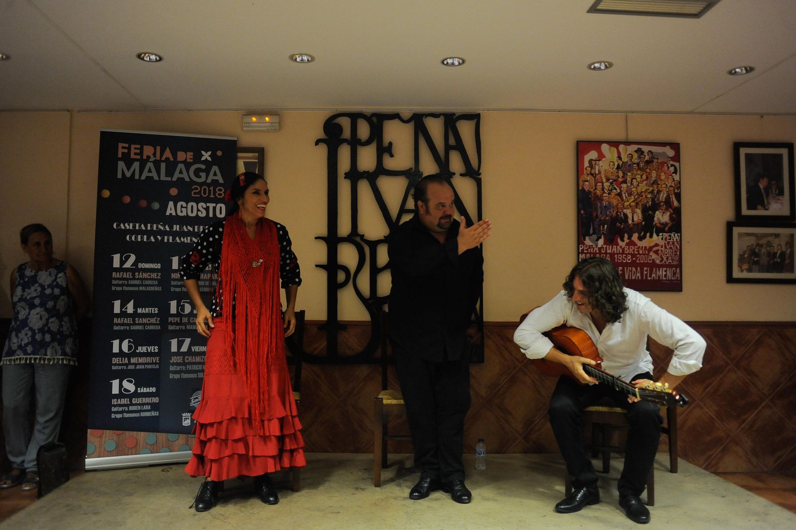 Pepe de Campillos y sus músicos saludan al público, ayer, en la Peña Juan Breva.