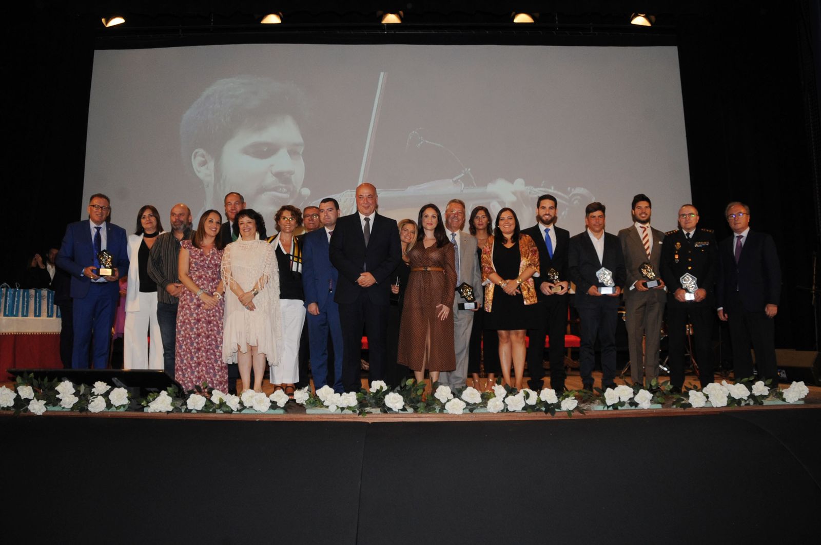 Las instituciones y los galardonados, ayer al término de la ceremonia.