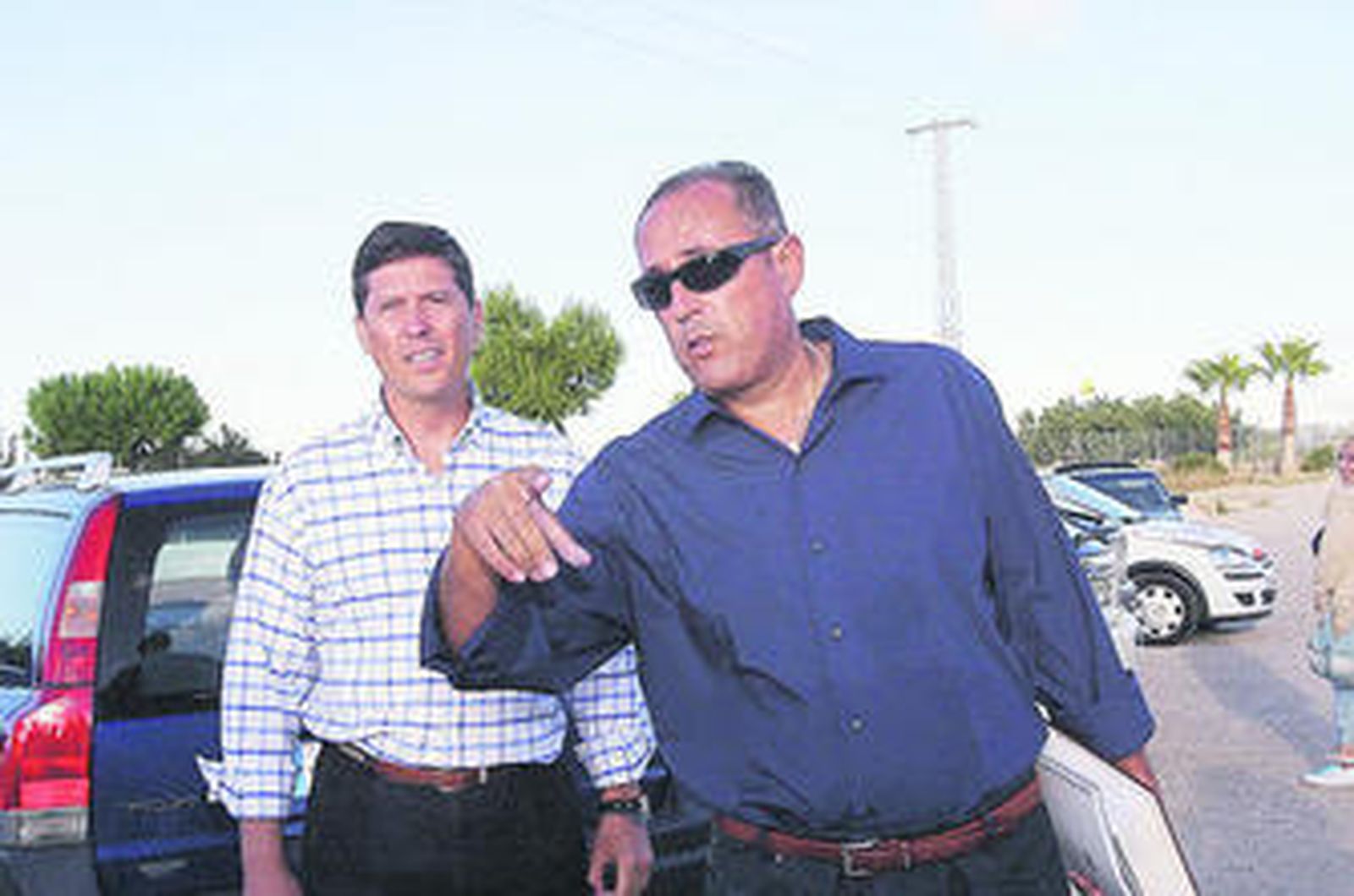 Carlos Carretero (d) y su abogado, Alfredo Velloso, en el verano de 2006, cuando salió de prisión.