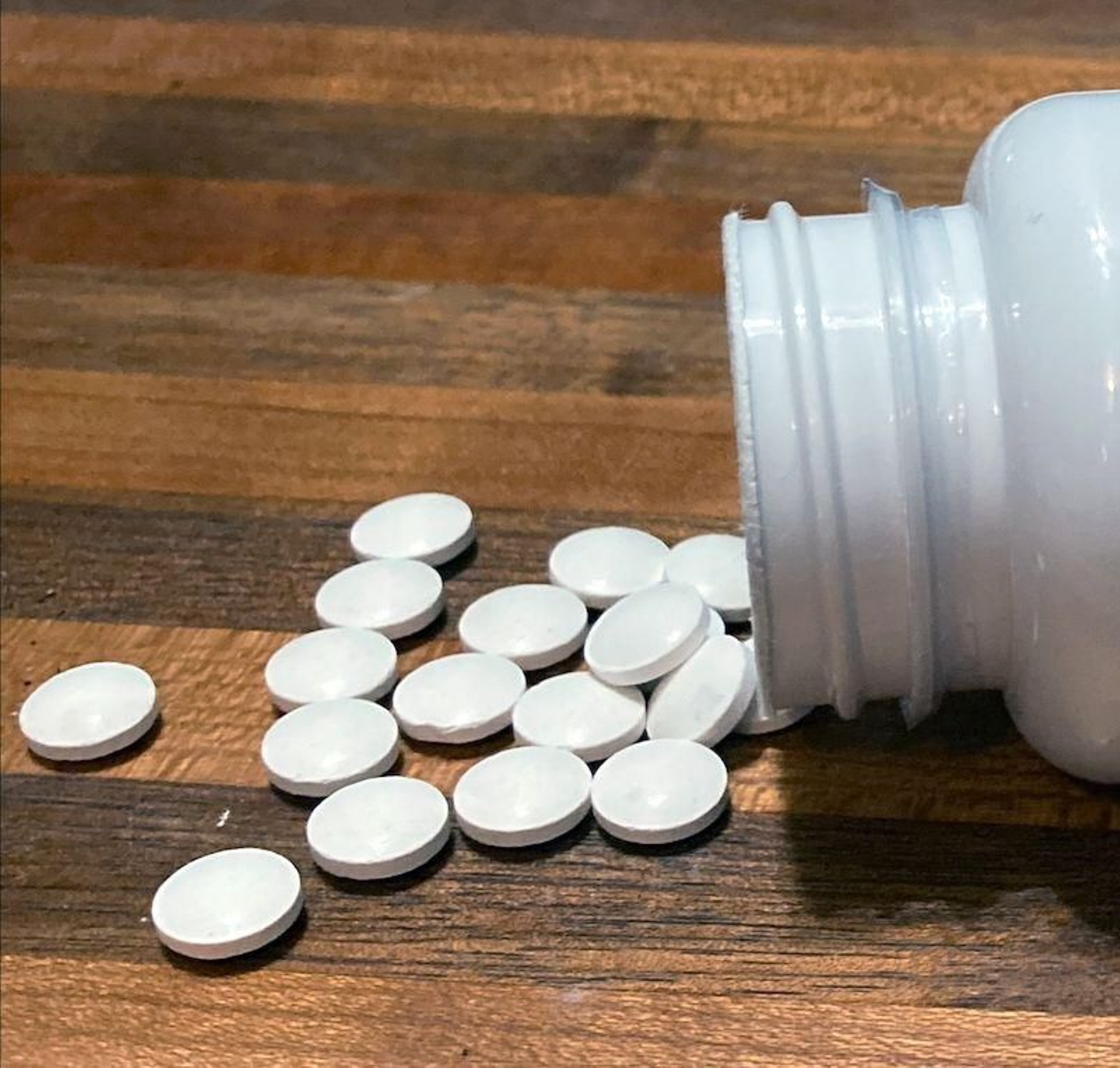 Un frasco con pastillas de melatonina