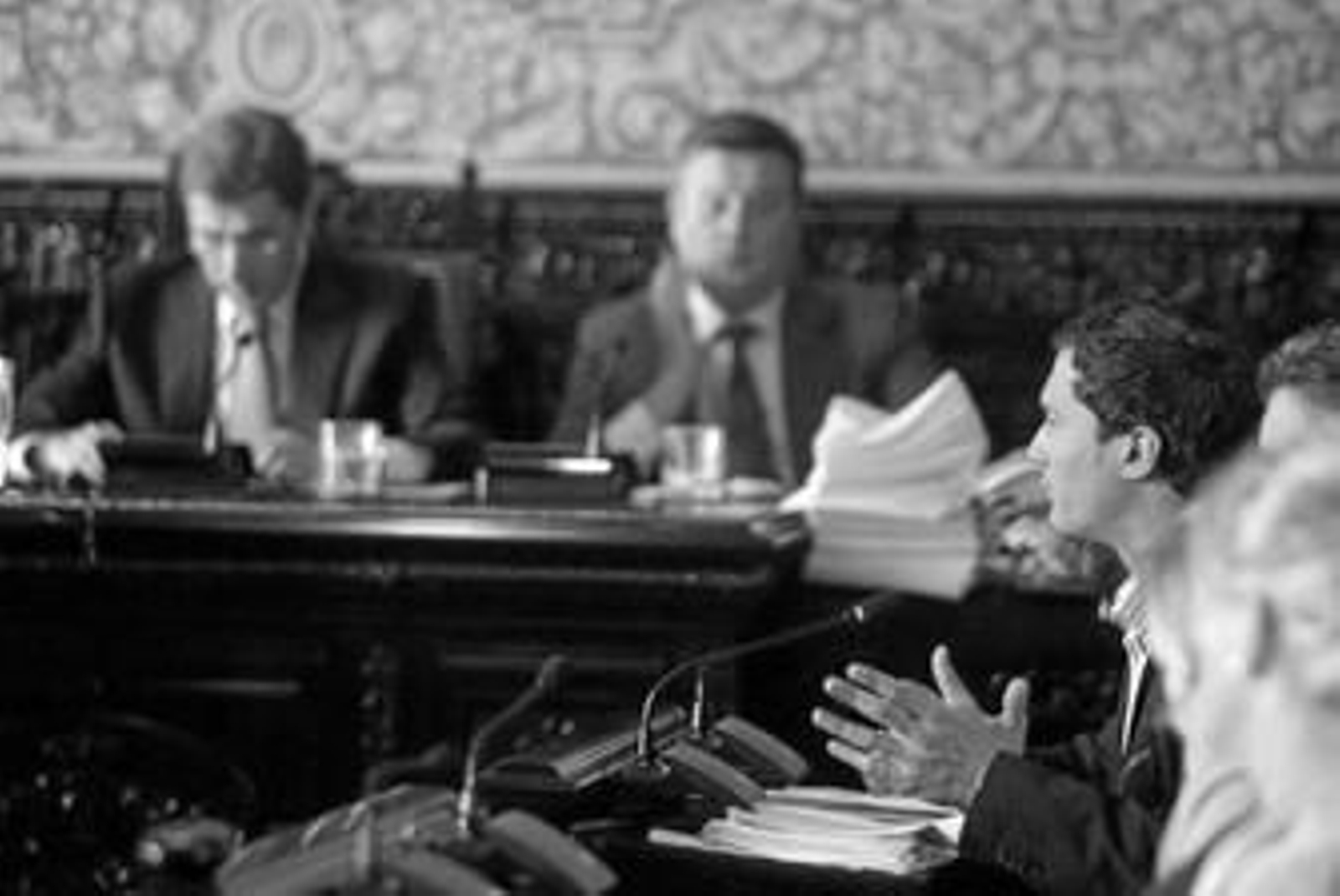 Diego Sánchez Rull, a la derecha, defiende uno de los puntos, ayer, en el Pleno de la Corporación.