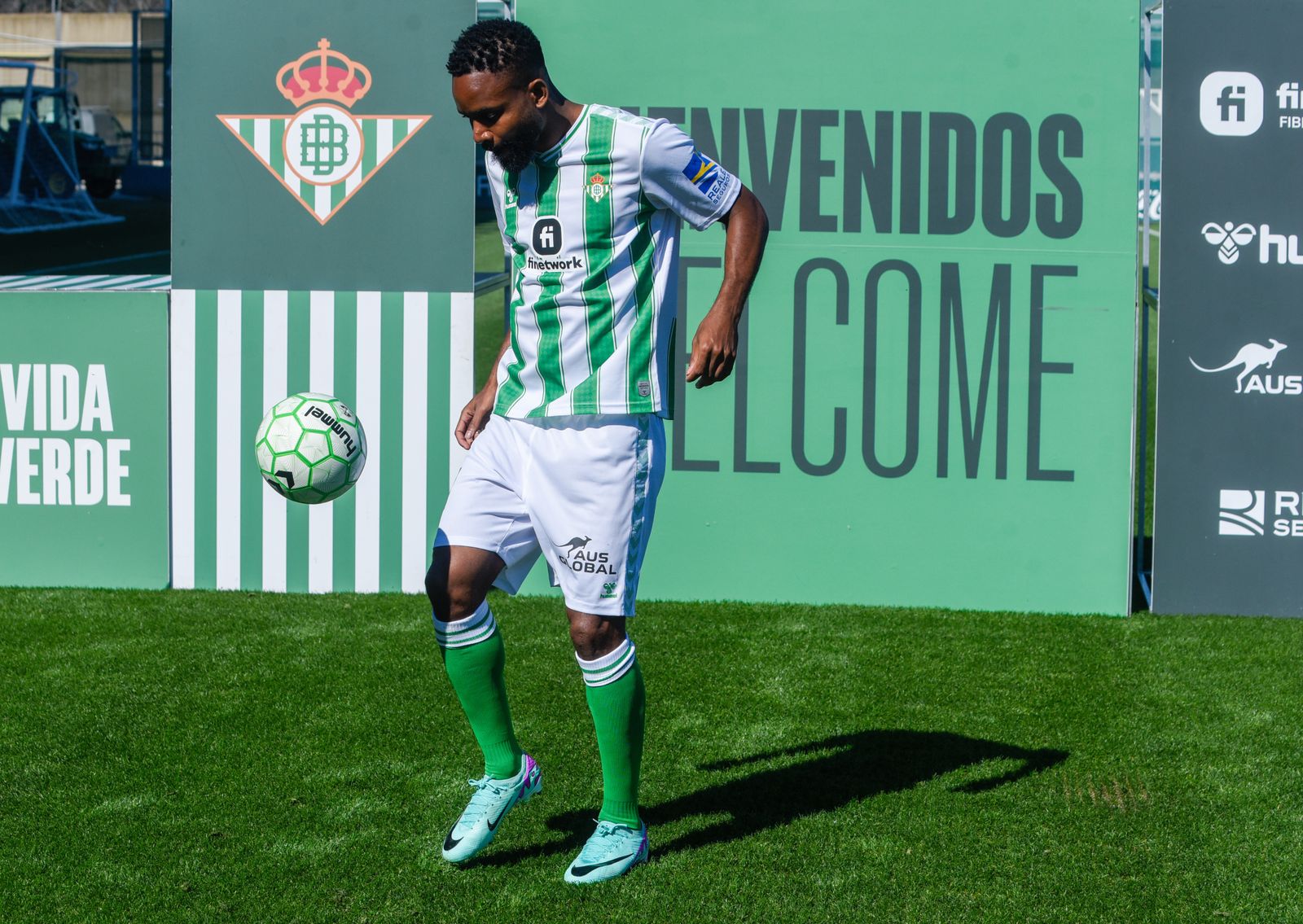 La presentación de Cédric Bakambu, en imágenes