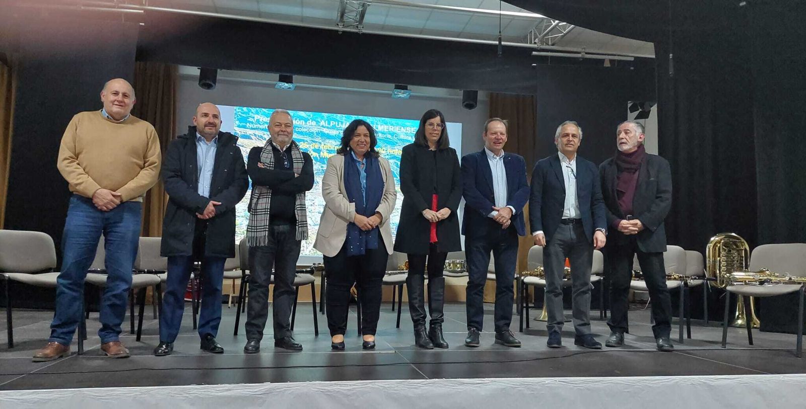 Acto de presentación de la obra en Rágol con la presencia de autoridades locales, diputadas provinciales y responsables de la guía.