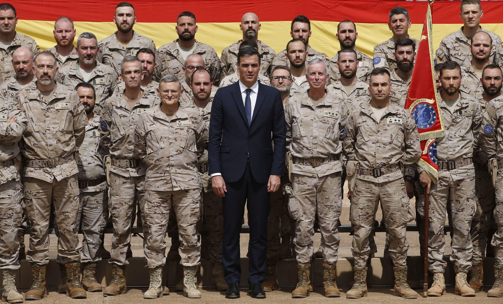 Sánchez con las tropas destacadas en la base de Koulikoro (Mali)