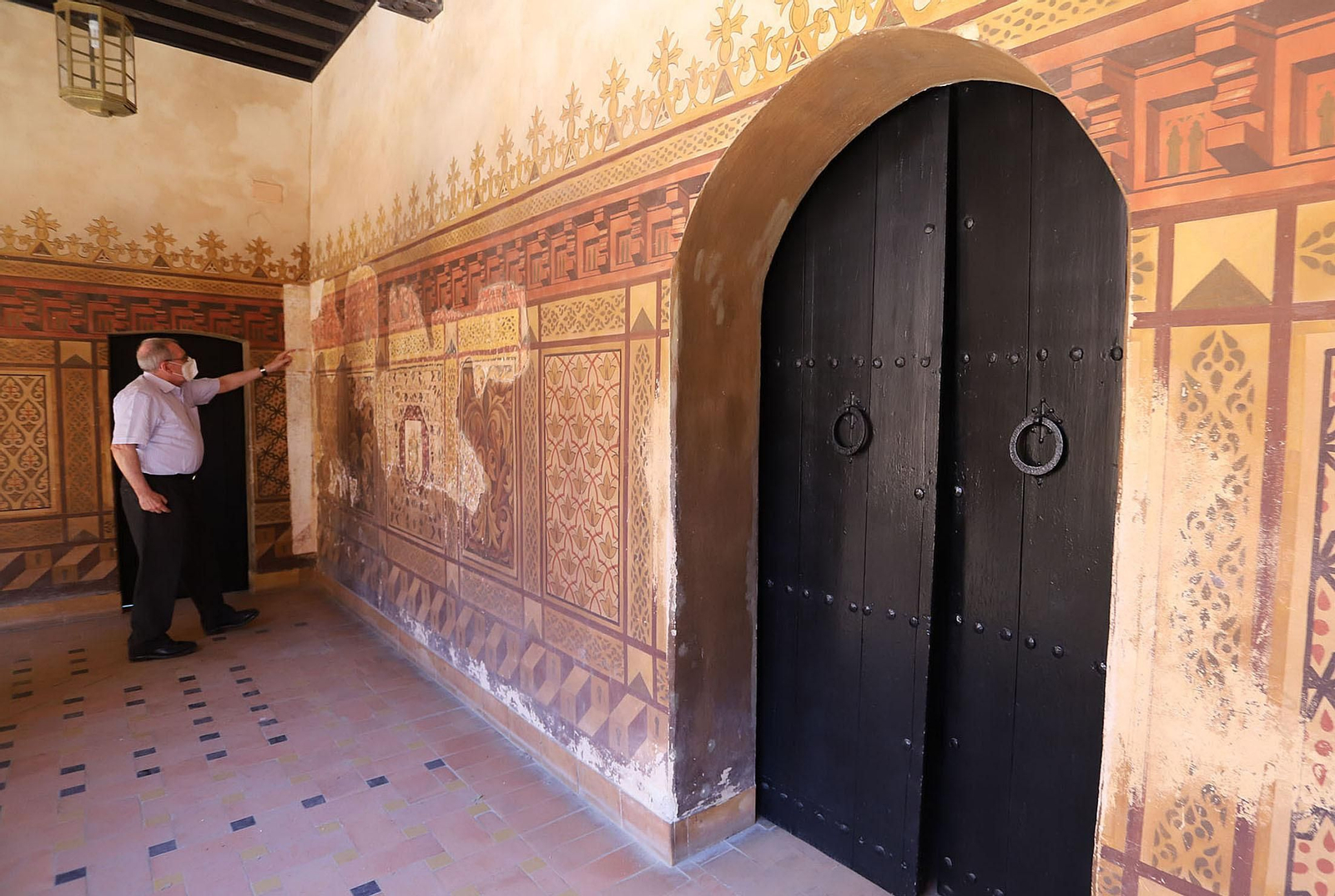 Estado de deterioro en el que se encuentra las pinturas murales del patio mudéjar de La Rábida.