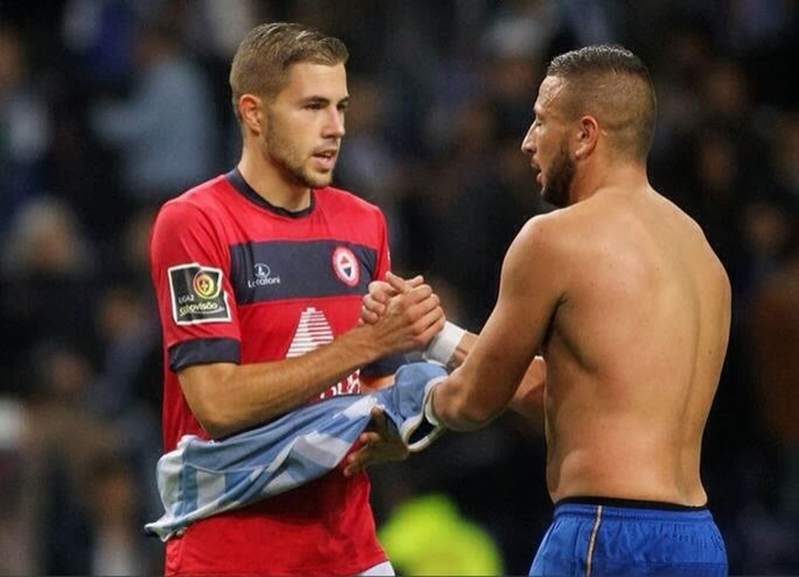 Dennis Nieblas saluda a un contrario en su etapa en el Trofense portugués.