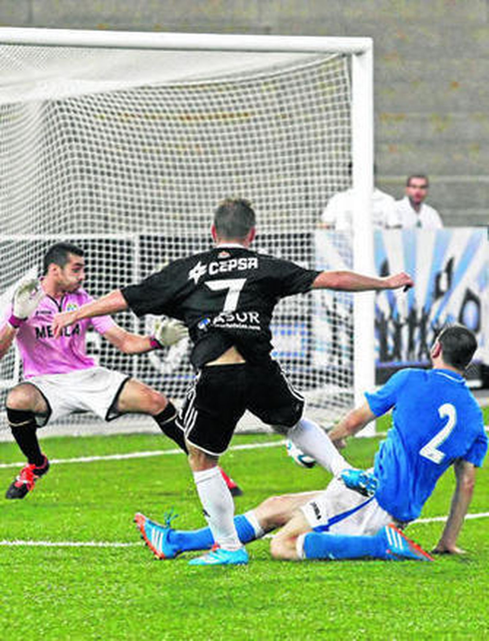 Momento en el que el disparo de Juampe que supuso el 3-2 se encamina hacia el marco.