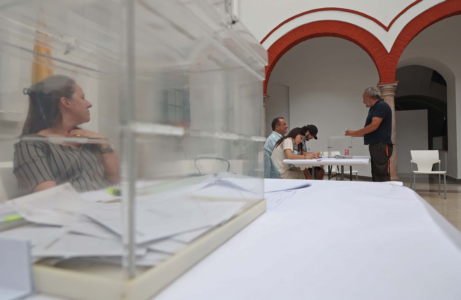 Imágenes de la jornada electoral para el Parlamento Europeo en Algeciras