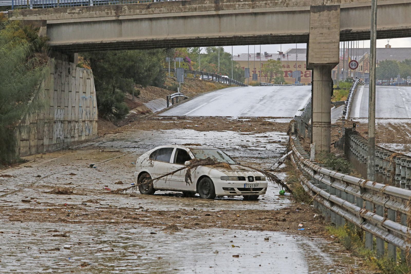 Un vehículo atravesado en la Ronda Oeste, cortada al tráfico como muchas otras vías en las horas críticas tras la tromba de agua.