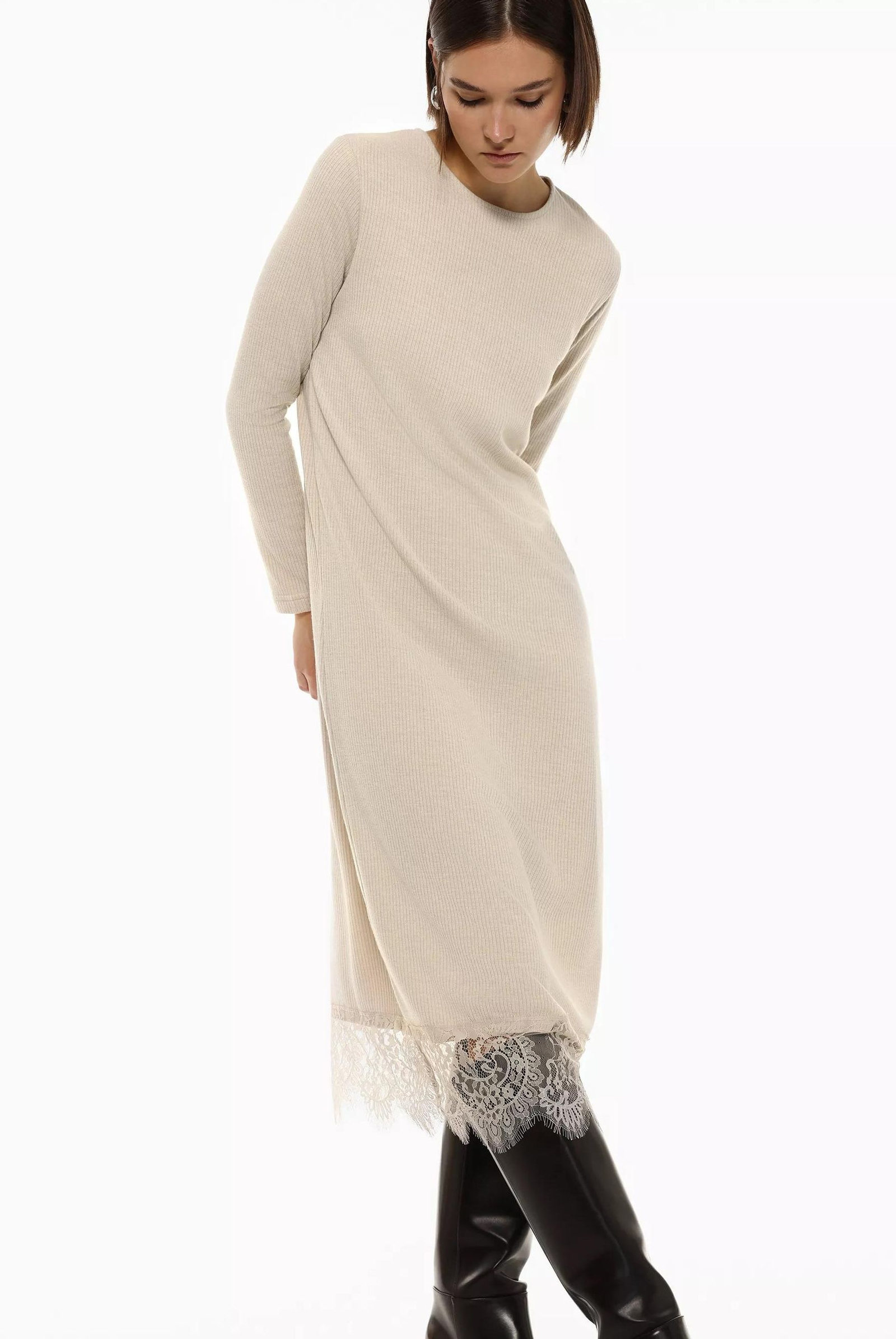 Vestido de punto y encajes de Lefties.