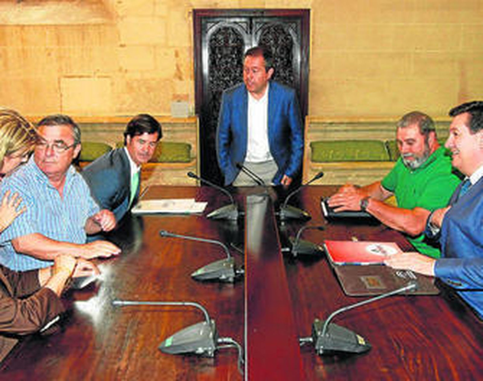 Espadas con los dirigentes empresariales, sindicales y de la economía social de Sevilla, en junio pasado.