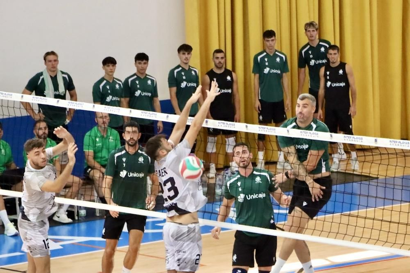 Una acción de la final de la Copa de Andalucía que los ahorradores disputaron este pasado fin de semana en Vélez-Málaga.