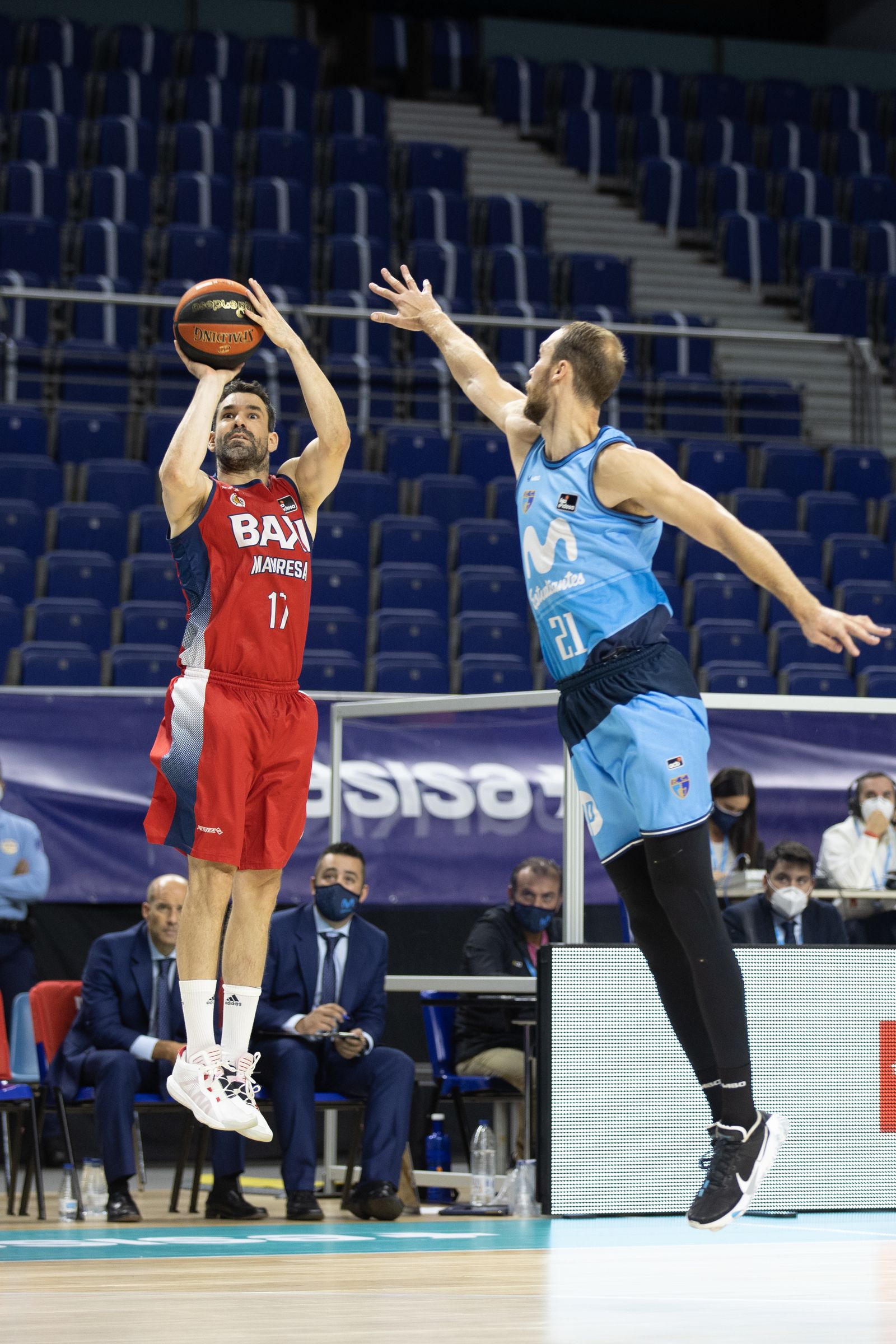 Rafa Martínez lanza ante Alec Brown en el partido entre el Manresa y el Estudiantes.