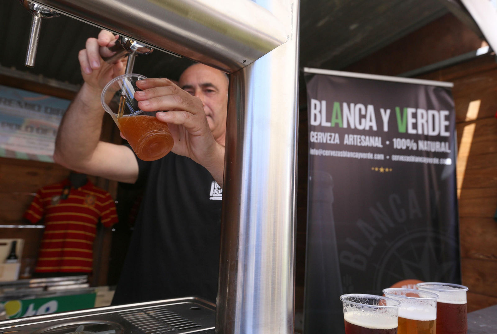 La fiesta cervecera se desarrolla en los jardines junto al puente Azul.