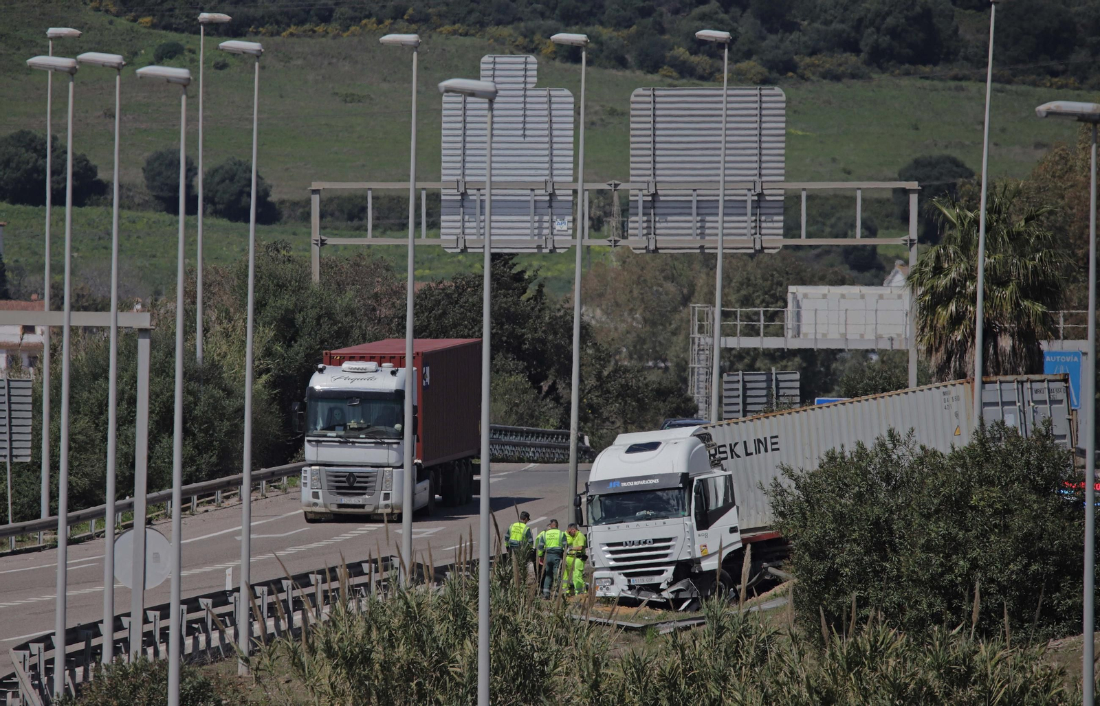 Fotos del camión accidentado en la A-381 a la altura de Puente Romano