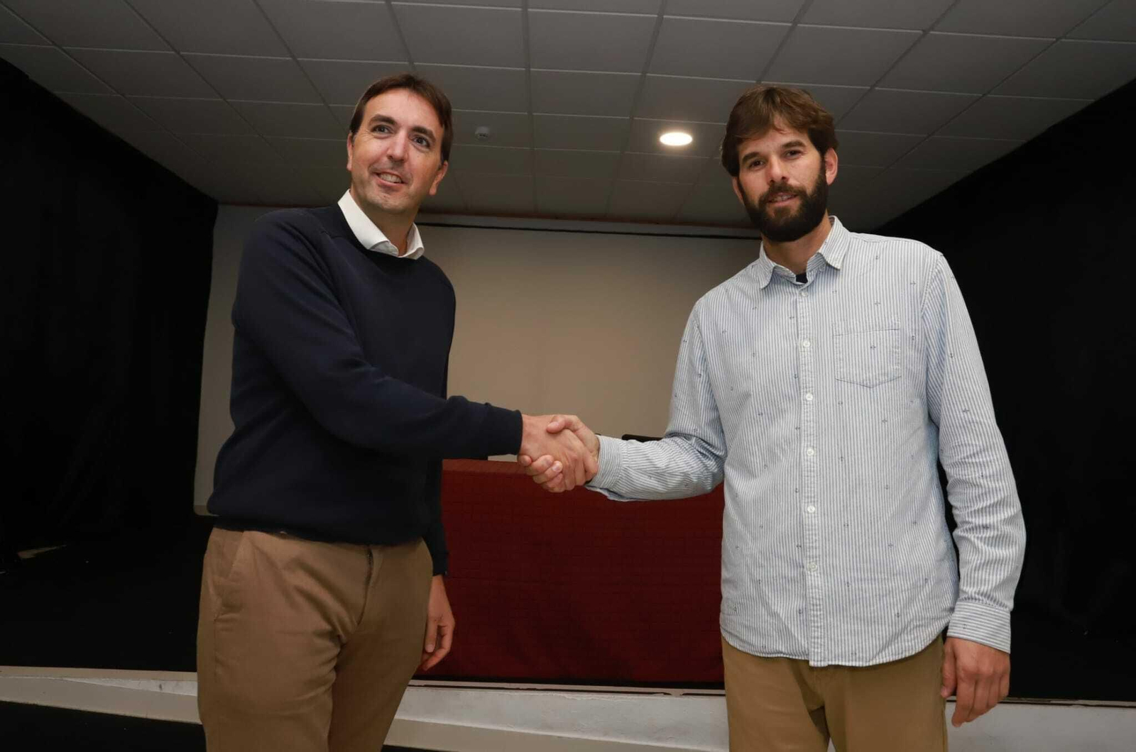 Francisco Ruiz y Francisco Araujo estrechan sus manos, este martes en Tarifa.