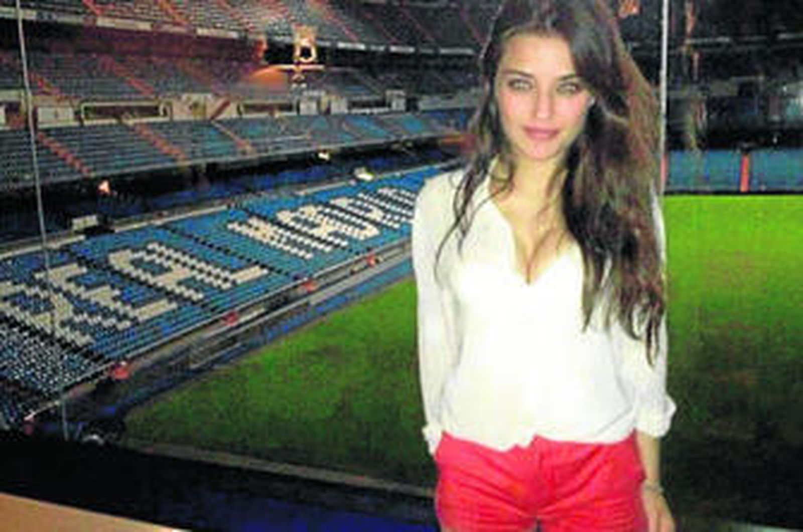 Isabel Mateos posa en el restaurante del Santiago Bernabéu, en una instantánea colgada en las redes sociales.