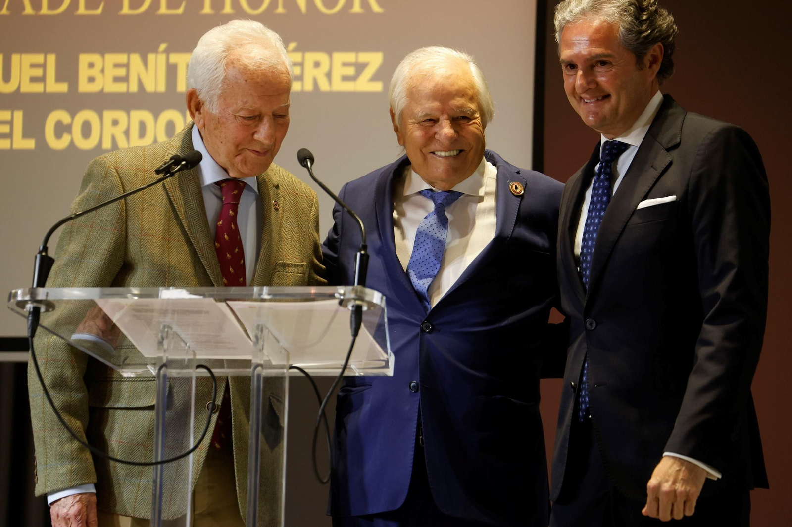El Cordobés, cofrade de honor de la Cofradía Gastronómica del Rabo de Toro