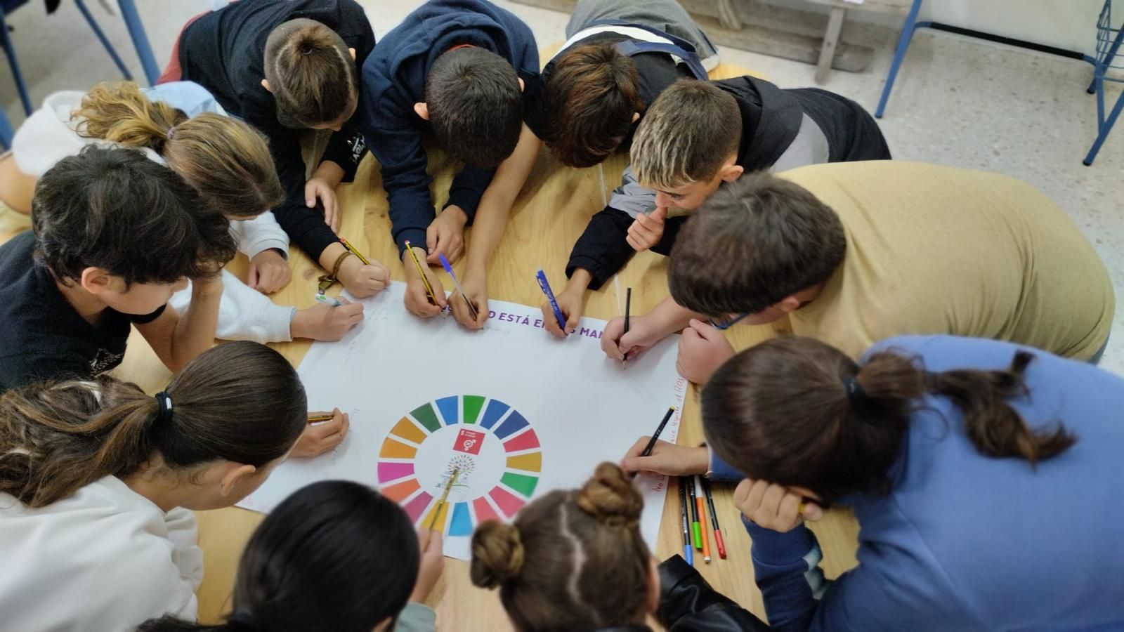 Un grupo de menores en uno de los talleres de la Coordinadora Alternativas.