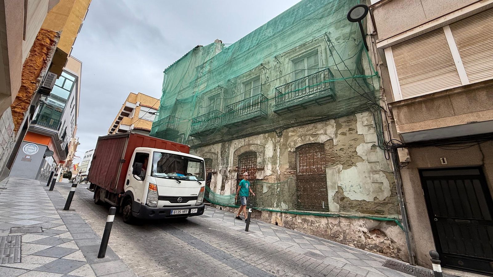 El edificio, de autor desconocido, consta de dos cuerpos constructivos diferenciados: uno de tres plantas en estilo barroco popular que da a la calle Ventura Morón, y otro de dos plantas, tardo neoclásico, con fachada a Cristóbal Colón.