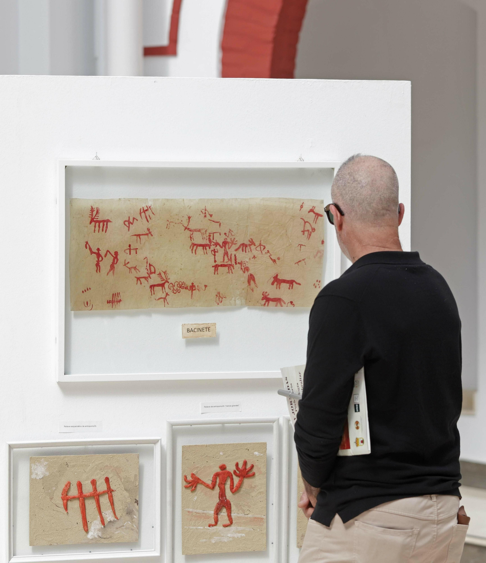 Un visitante de la exposición de Manuela Puerta en el Museo Municipal.