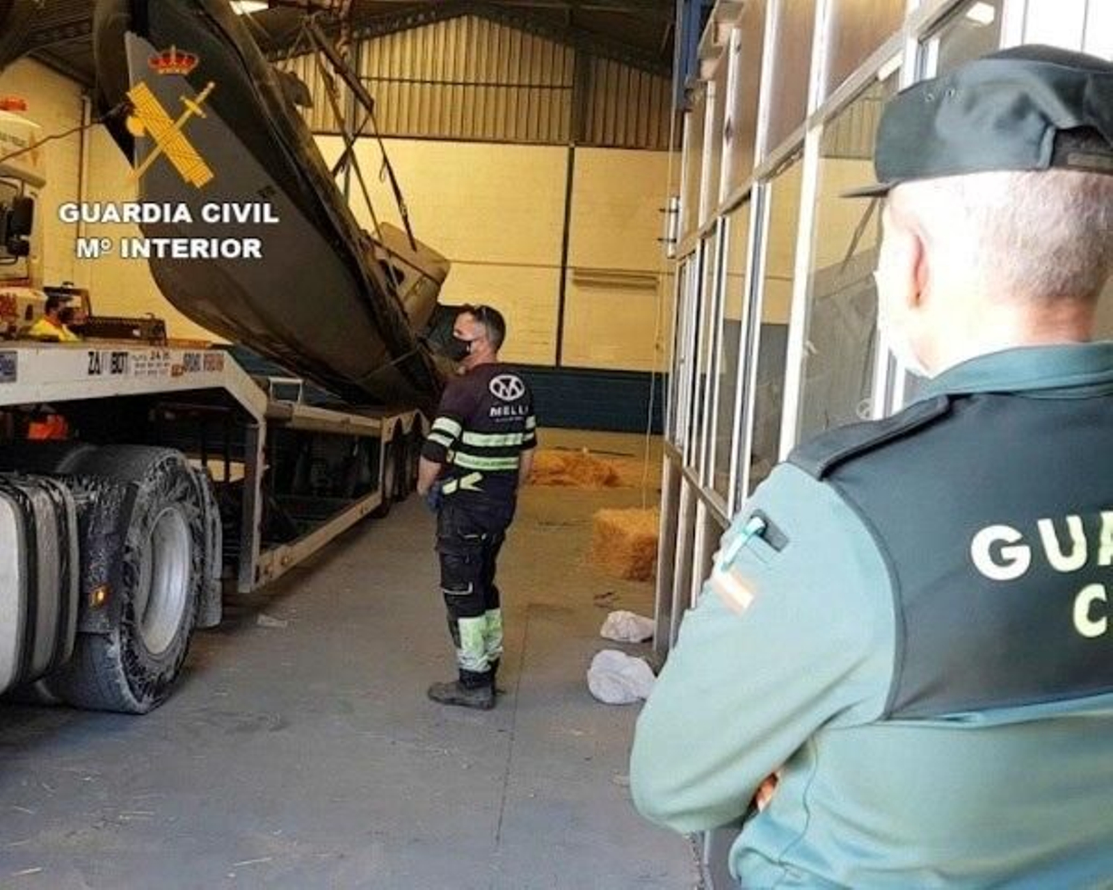 Agentes de la Guardia Civil durante la incautación de material de navegación.
