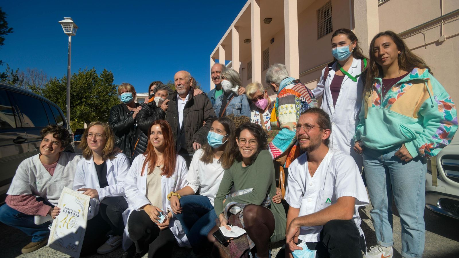 Luis de la Revilla, director fundador del Cartuja, con algunos de los médicos residentes en la actualidad.