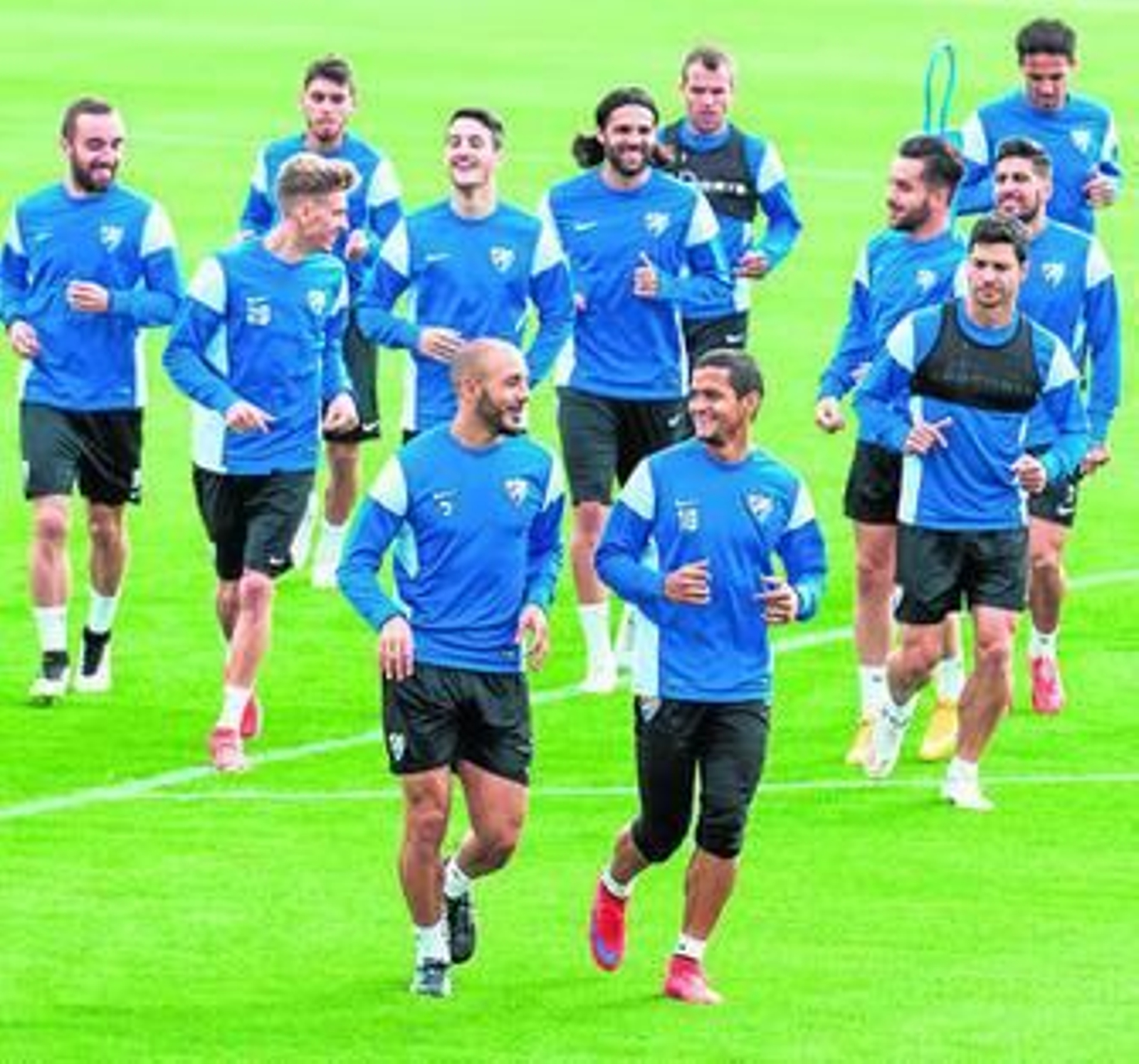 Los jugadores, con Samu Castillejo en segunda línea, trotando ayer.
